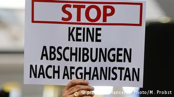 Demo gegen geplante Abschiebung am Frankfurter Flughafen (picture-alliance/AP Photo/M. Probst)