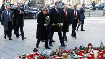 Deutschland | BK Merkel und der tunesische Premierminister legen Blumen am Breitscheidplatz nieder (Reuters/F. Bensch)