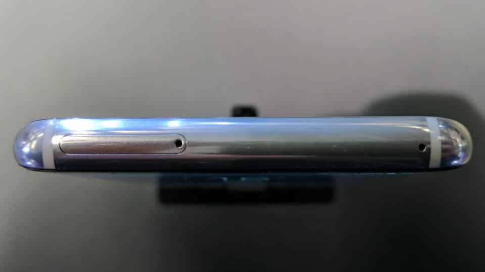 Both Galaxy S8 and Galaxy S8 Plus squeeze a microSD slot into the sim card tray